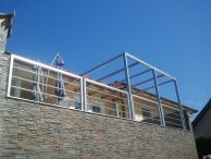 Kls-bels alumnium, illetve Jansen acl, rozsdamentes portlok,  ajtk, ablakok, tolajtk, fggnyfalak, tetszerkezetek